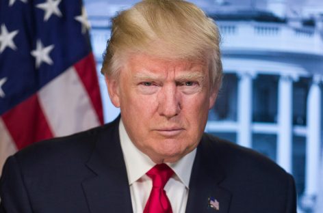 Trump vuole il suo nome su stazioni e aeroporti