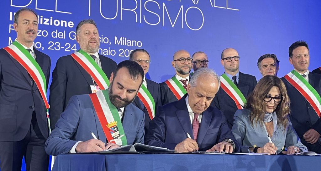 Firma Carta di Amalfi credit Ladv