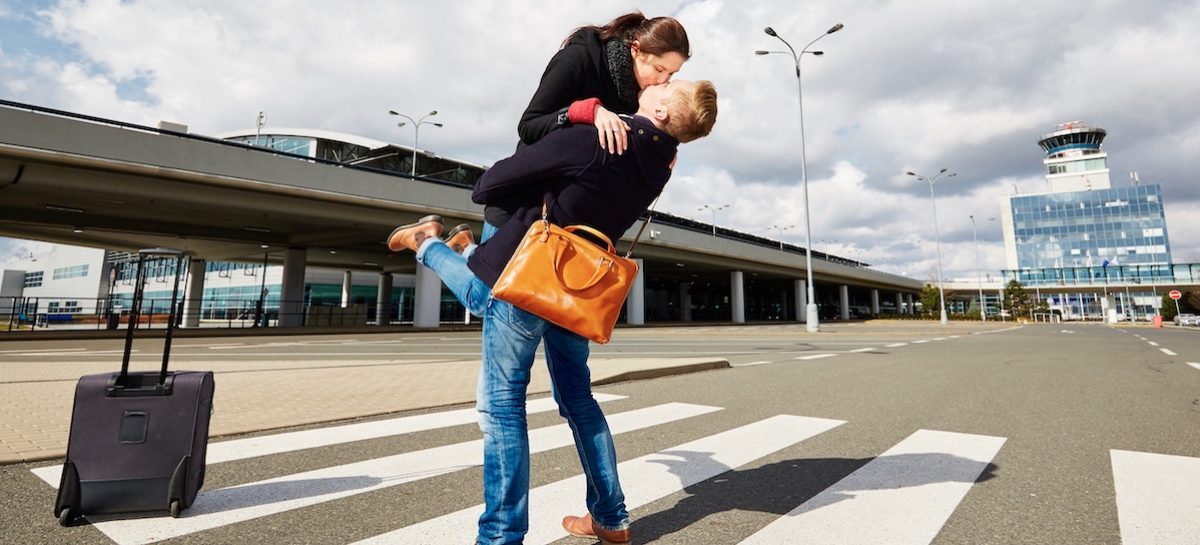 Uk, abbracci a pagamento negli aeroporti