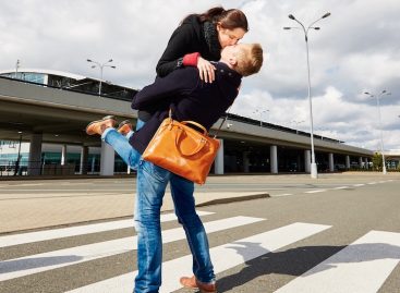 Uk, abbracci a pagamento negli aeroporti