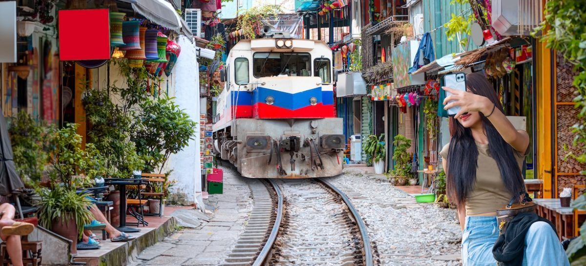 Vietnam, via i treni dalla Train Street di Hanoi. Stop ai “turisti dei selfie”