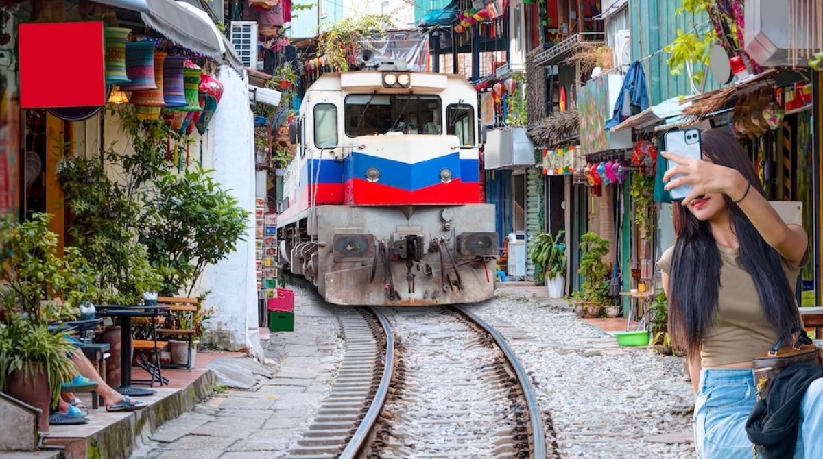 Vietnam, via i treni dalla Train Street di Hanoi. Stop ai “turisti dei selfie”