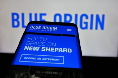 Jeff Bezos mette in pausa il turismo spaziale e punta alla Luna