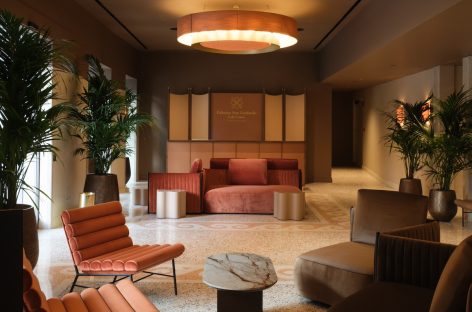 Le insegne Radisson su Palazzo San Gottardo Lake Como