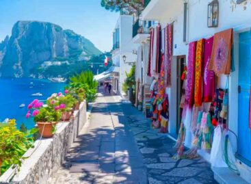 Capri, multe fino a 500 euro a chi “assale” i turisti