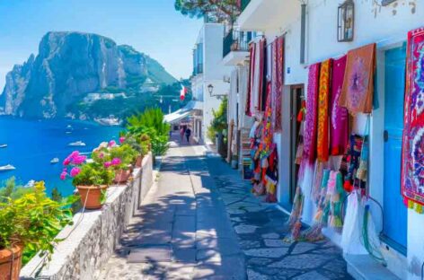 Capri, multe fino a 500 euro a chi “assale” i turisti