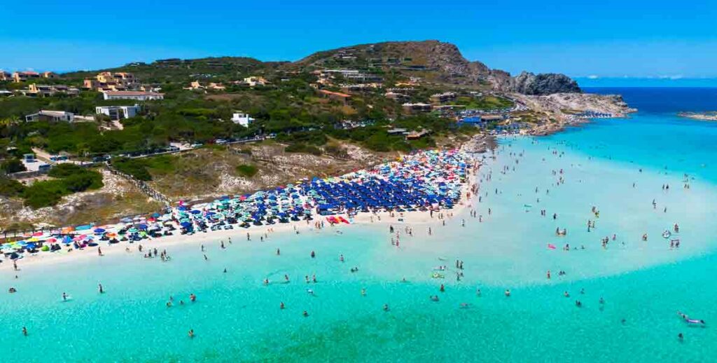 sardegna la pelosa stintino mare italia overtourism balneari spiagge costa mediterraneo adobe
