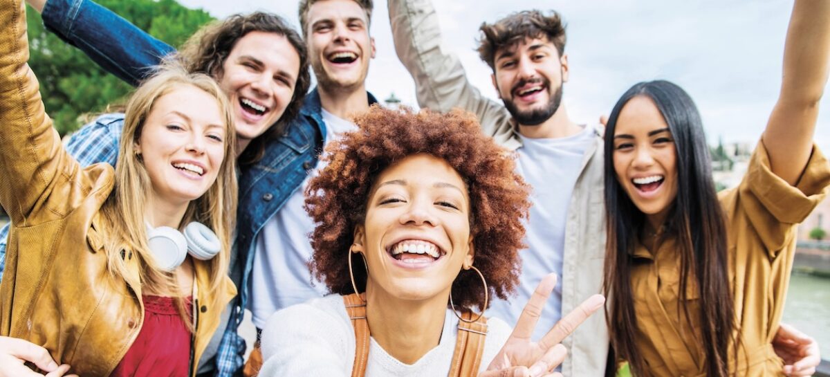 Gen Z fuori dagli sche(r)mi: i trend di viaggio