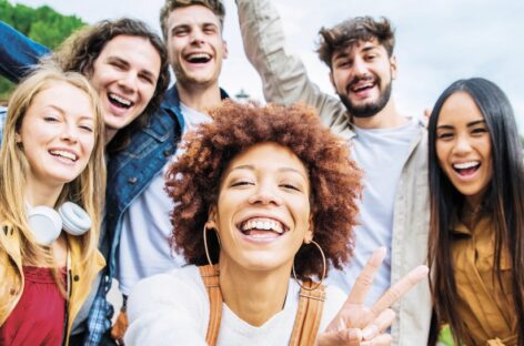 Gen Z fuori dagli sche(r)mi: i trend di viaggio