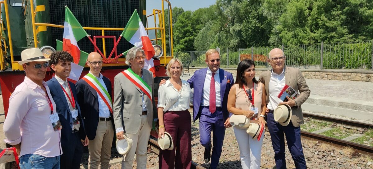 Treni storici: viaggio sulle carrozze cabrio della Ferrovia del Sebino