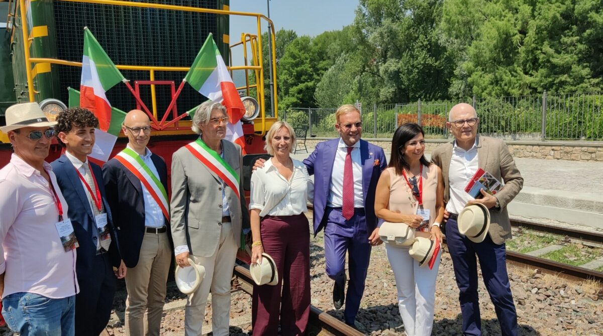 Treni storici: viaggio sulle carrozze cabrio della Ferrovia del Sebino