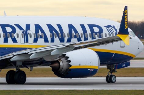 Ryanair taglia migliaia di voli e aumenta le tariffe