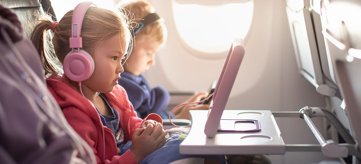 Bimbi in aereo, l’Ue garantirà il posto accanto al genitore