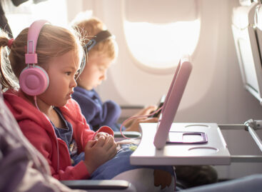 Bimbi in aereo, l’Ue garantirà il posto accanto al genitore