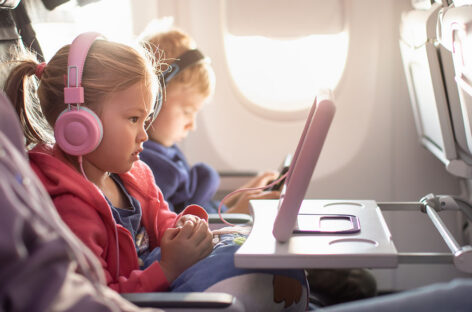 Bimbi in aereo, l’Ue garantirà il posto accanto al genitore