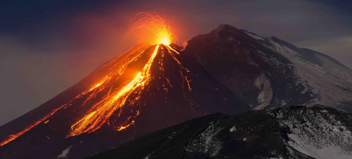 Eruzione Etna, voli ancora sospesi all’aeroporto di Catania