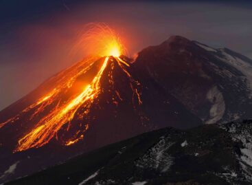 Eruzione Etna, voli ancora sospesi all’aeroporto di Catania