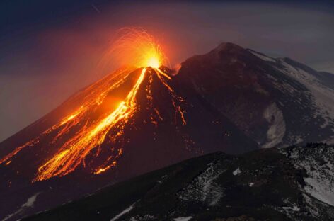 Eruzione Etna, voli ancora sospesi all’aeroporto di Catania